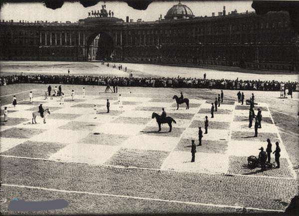 شطرنج انسانی در سن پترزبورگ روسیه، 1924.